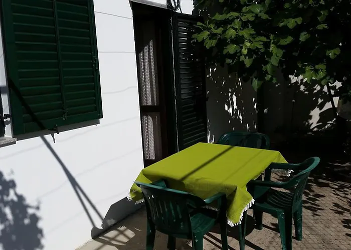 And Mirjana בית הארחה